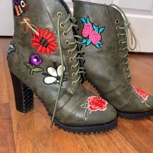 Embroidered Green Lace-Up Boots (size 9M)